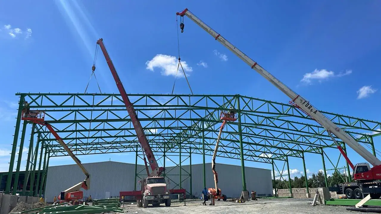 Edificios industriales y comerciales en estructura metálica